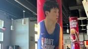 排面拉满🤩！NBA夏季联赛环廊出现杨瀚森海报