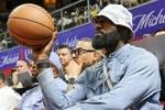 同一场地😂拓记打趣：詹姆斯等着看Klutch Sports同事杨瀚森呢