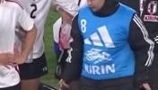 日本女足国脚长野风花场边搞怪~披着卫衣帽跳起神秘舞蹈逗乐队友
