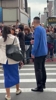 人气真高啊！林书豪在纽约街头做节目 一群狂热球迷和他互动